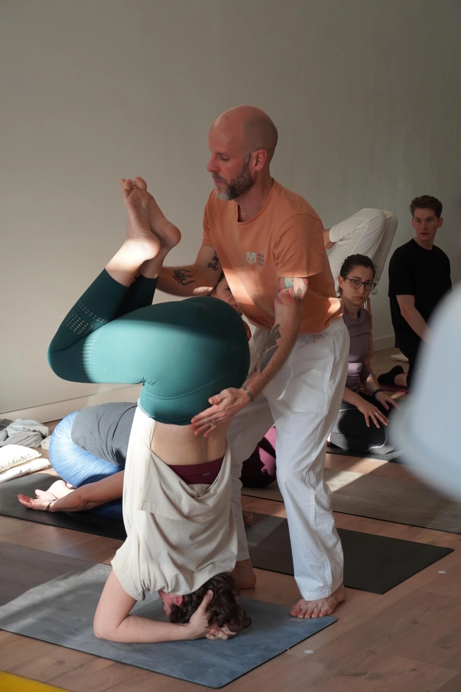 Clase de Hatha Yoga guiada en grupo en el centro Naga Reus, con acompañamiento personalizado