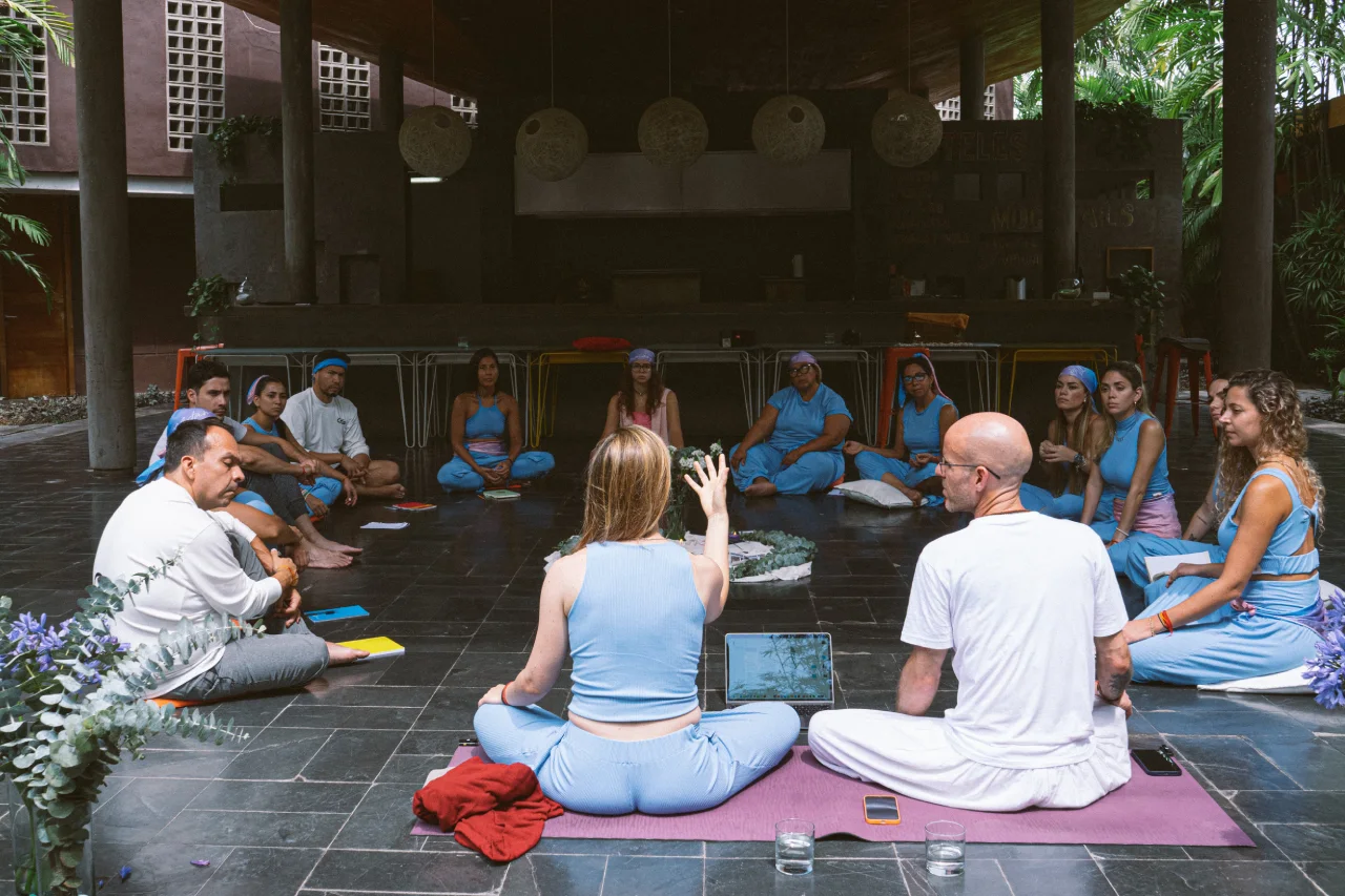 Encuentro de yoga con Naga Hatha Yoga, grupo reunido en círculo para compartir práctica y experiencias