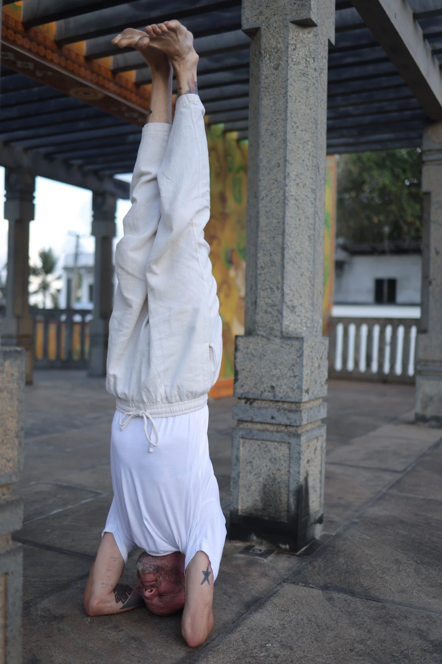 Postura de sirsasana durante práctica de yoga clásico con Naga Hatha Yoga en Reus